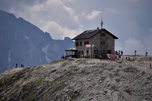 montagna, rifugio, bandiere, finestre, persone, cielo, tetto, nuvole, pietre, montagne, turisti, rocce, grigio, veranda, baita, sassi, edificio