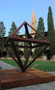 campanile, alberi, monumento, ferro, geometria, archi, verde, cielo, prato, triangoli, portici, azzurro, scultura, chiostro, cipressi, erba, artistico, ruggine, portico, geometrico, trifore, geometrie, metallo, piedistallo