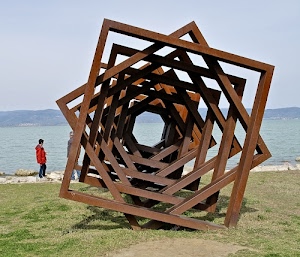lago, erba, ferro, prato, ruggine, acqua, scultura, quadrati, geometrie, persone, geometria, marrone, monumento, rosso, verde, arte, azzurro, persona, cielo, geometrico, quadrato, legno