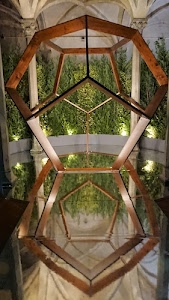 riflesso, colonne, legno, piante, geometria, verde, acqua, geometrie, pentagono, capitelli, geometrico, alberi, giardino, luci, forme