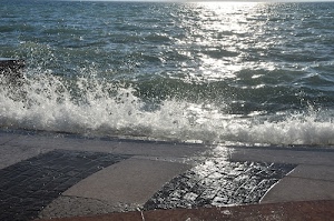 mare, acqua, onde, onda, schiuma, luccichio, spruzzi, luce, sole, riflesso, bianco, pavimento, molo, controluce, riflessi, flutti, bagnato, schizzi