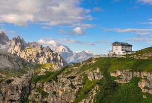 rifugio, nuvole, erba, cielo, montagna, montagne, verde, tetto, azzurro, roccia, cime, finestre, bianco, rocce, panorama, edificio