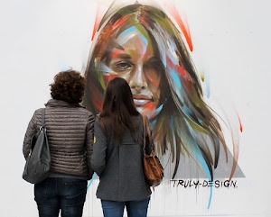 capelli, donne, spalle, murales, borse, firma, persone, due, ritratto, donna, borsette, colori, giacca, schiena, scritta, murale, volto, graffito, coppia, disegno