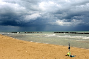 ombrellone, nuvole, mare, spiaggia, sabbia, perturbazione, acqua, cielo, maltempo, temporale, onde, tempesta, frangiflutti, scogli, scogliera, verde, borsa, nuvoloni, pioggia