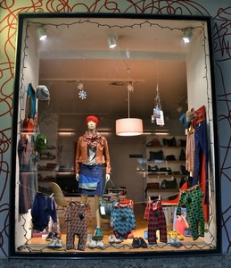 vetrina, manichino, lampadario, abbigliamento, vestiti, scarpe, abiti, tutine, luci, negozio