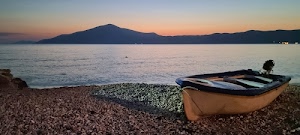 barca, tramonto, mare, cielo, motore, acqua, spiaggia, riva, montagna, montagne, costa, azzurro, colline, sassi, lago, ghiaia