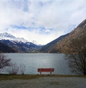 lago, panchina, neve, montagne, nuvole, acqua, cielo, alberi, rosso, montagna, bianco, rami, calma, piante, cime, panorama, ghiaia