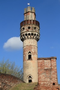 torre, merli, finestre, bandiera, cielo, nuvola, mattoni
