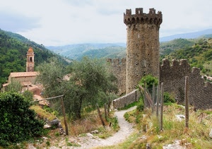 torre, campanile, chiesa, cielo, alberi, merli, verde, pali, nuvole, panorama, sentiero, montagne, rete, colline, castello, ruderi, strada, mura, muri, paese, paesaggio