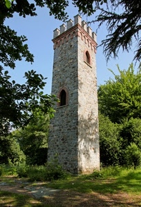 torre, finestre, alberi, merli, cielo, rami, verde