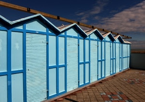 cabine, azzurro, nuvole, mare, cielo, spiaggia, legno, piastrelle, porte, acqua, blu, triangoli, fila, prospettiva, mattonelle, geometrie