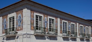 finestre, balconi, palazzo, ringhiere, affreschi, dipinti, ombre, murales, santi, liberty, disegni, terrazzi, edificio, vetri, inferriate, targhe