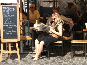sedie, giornale, persone, lavagna, occhiali, trattoria, insegna, donna, tavolini, bar, cavalletto, bicchieri, leggere, ombre, tavoli, gambe