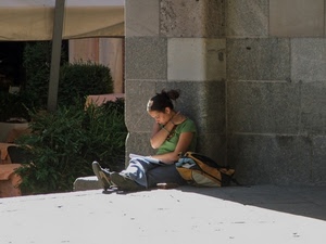 donna, zaino, piante, leggere, ombra, seduta, lettura, verde, ragazza, libro, lettrice, studentessa, muro, quaderno