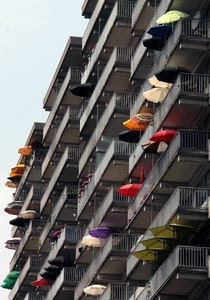 colori, balconi, ombrelli, palazzo, rosso, verde, ombrelloni, terrazzi, viola, cielo, giallo, ringhiere, bianco, colorati, arancione, edificio