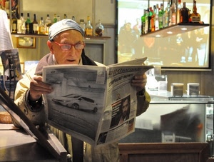 giornale, occhiali, bottiglie, bar, uomo, lettore, pubblicità, leggere, quotidiano, lettura, anziano, carta, berretto, liquori