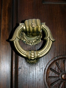 porta, batacchio, legno, mano, ottone, anello, oro, metallo, bronzo