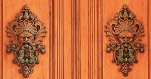 legno, porta, batacchi, due, portone, battiporta, ferro, righe, metallo, bronzo, decorazioni, facce, baffi, arancione, battenti, linee, maschere