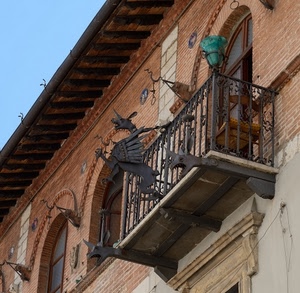 balcone, ferro, ringhiera, finestre, drago, tetto, vaso