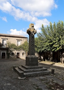 alberi, croce, monumento, nuvole, finestre, cielo, gradini, casa, porte, verde, azzurro, scalini, piazzetta, ombra, piedistallo