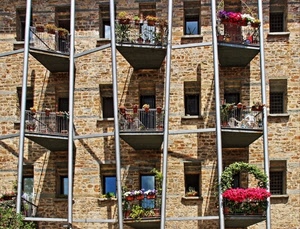 balconi, finestre, fiori, palazzo, vasi, geometrie, facciata