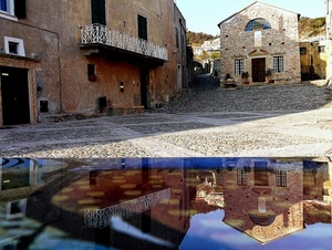 riflesso, balcone, piazza, porte, acqua, finestre, case, riflessi, ringhiera, chiesa, scorcio, selciato, borgo, sassi, piazzetta