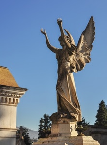 statua, angelo, ali, monumento, alberi, braccia, piedistallo, cielo