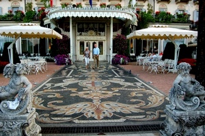statue, ombrelloni, sedie, persone, tavolini, fiori, ingresso, hotel, mosaico, tappeto, putti, albergo, coppia, stemma, liberty, porta, tavoli, due