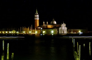 chiesa, venezia, campanile, notte, notturno, luci, mare, acqua