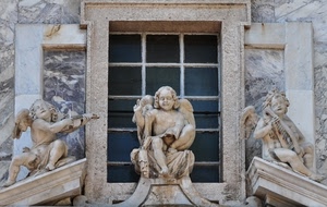 finestra, statue, angeli, ali, marmo, violino, arpa, inferriata