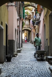 carriola, vicolo, archi, lampione, porte, uomo, finestre, secchio, arco, operaio, persone, strada, donna, muratore, borgo, lavoro, finestra, paese, scorcio, carruggio