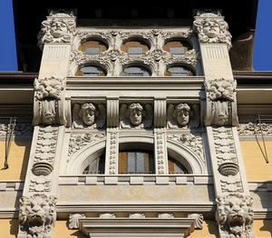 finestre, liberty, decorazioni, leoni, mascheroni, palazzo, sculture, balcone, teste, cielo, facciata, visi