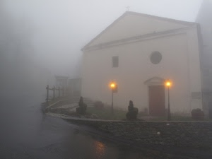 nebbia, lampioni, chiesa, strada, staccionata, porta, luci, finestre, portone, foschia, timpano, casa, cespugli