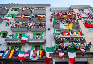 bandiere, finestre, balconi, palazzo, verde, colori, rosso, tricolore, bianco, persone, persiane, terrazzi, spagna, stendardi, tanti