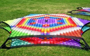 prato, colori, verde, erba, viola, rosso, aquiloni, giallo, azzurro, blu, bianco, nero, geometrie, multicolore, aquilone