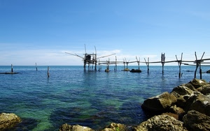 mare, acqua, cielo, scogli, azzurro, pali, pontile, orizzonte, trabucco, nuvole, rocce, paletti, pescare, legno, pesca, scogliera