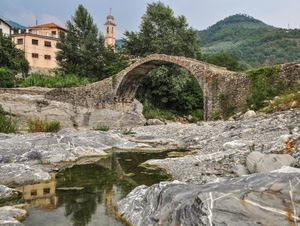 ponte, campanile, case, alberi, acqua, fiume, cielo, riflesso, rocce, torrente, verde, arco, finestre, massi, riflessi, borgo, montagna, montagne, sassi, arcata, ruscello