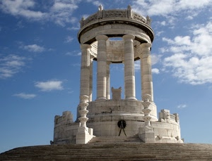 colonne, monumento, cielo, scale, nuvole, corona, gradini, ara, bianco