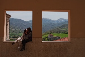 finestre, bacio, montagne, paesaggio, due, panorama, ragazze, montagna, donne, case