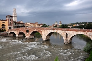ponte, fiume, case, acqua, nuvole, cielo, finestre, alberi, campanile, arcate, onde, torre, archi, corrente, campanili, verde, chiesa, torri, palazzi
