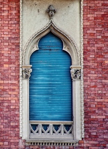 finestra, mattoni, persiana, capitelli, balcone, tapparella, arco, azzurro, celeste, serranda