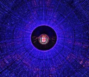 stemma, blu, corona, croce, luci, cerchio, azzurro, milano, cupola, cerchi, alloro, rosso, verde, oro, luminarie, bianco, prospettiva, galleria