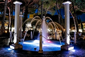 fontana, colonne, acqua, luci, alberi, getti, zampilli, catena, spruzzi, notturno