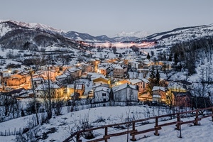 neve, staccionata, luci, inverno, montagna, montagne, panorama, case, paese, paesaggio, borgo, alberi, freddo, tetti, villaggio, cielo