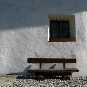 finestra, panchina, legno, muro, bianco, ombra, sbarre, sassi