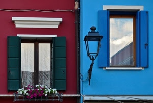 finestre, lampione, fiori, due, azzurro, bicolore, blu, rosso