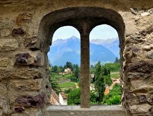 finestra, alberi, verde, pietra, panorama, colonna, bifora, montagne, sassi, archi, paesaggio, due, case, muro