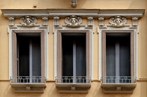 tre, finestre, ringhiere, davanzali, liberty, sculture, mascheroni, balconi, teste, vetro, facce, decorazioni, vetri, ringhiera