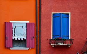 finestre, due, persiane, fiori, tubi, tenda, blu, arancione, viola, colori