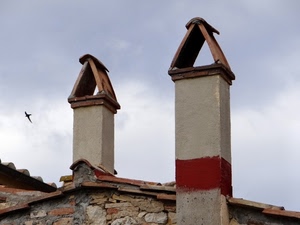 tetto, comignoli, uccello, cielo, tegole, due, rosso, rondine, ali, nuvole, grigio, camini